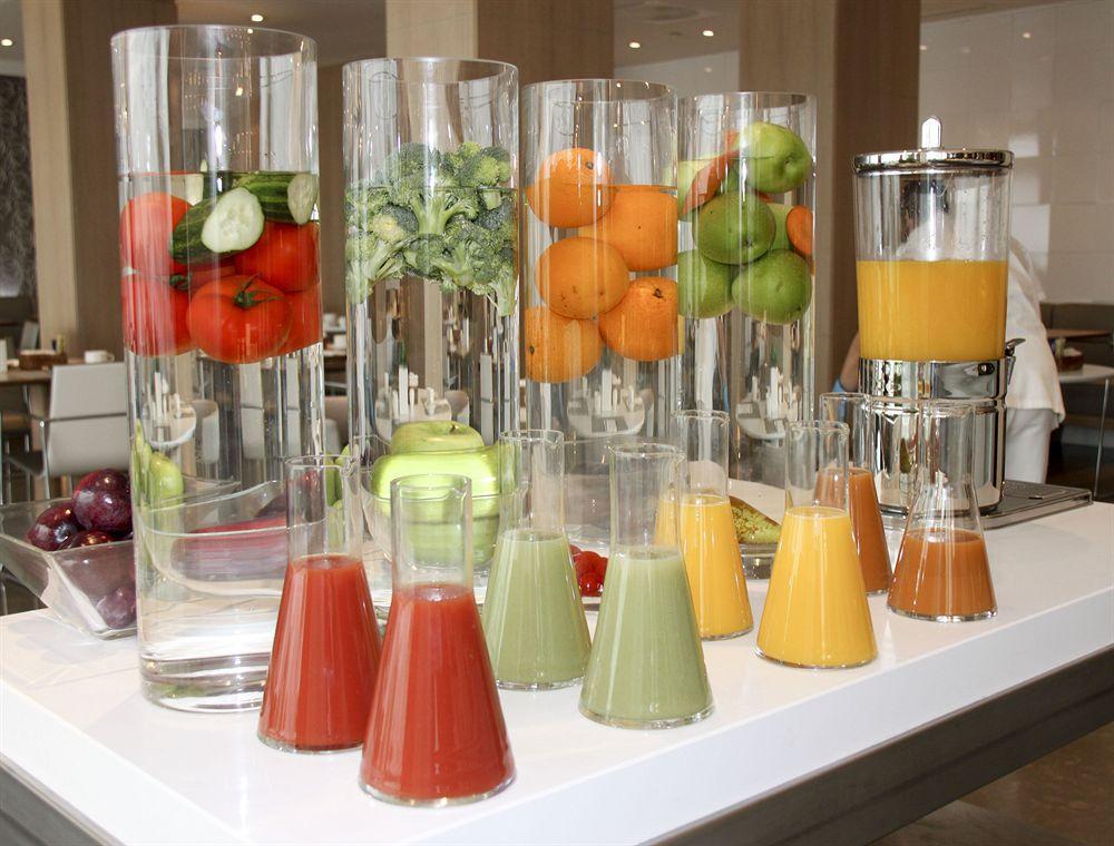 帕拉西奥特帕nh精选酒店 马德里 外观 照片 A selection of fruit juices