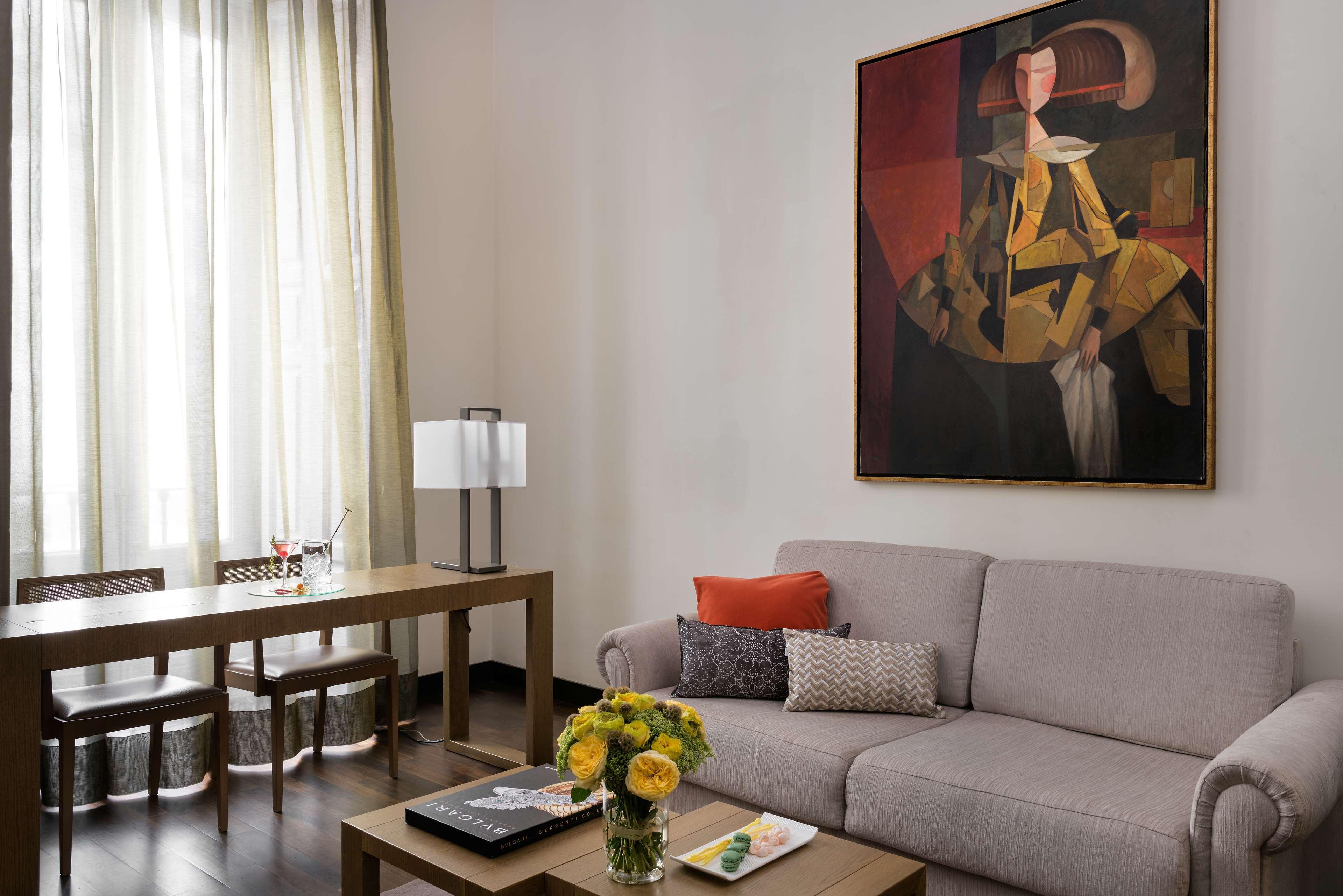 帕拉西奥特帕nh精选酒店 马德里 外观 照片 A living room in a typical apartment