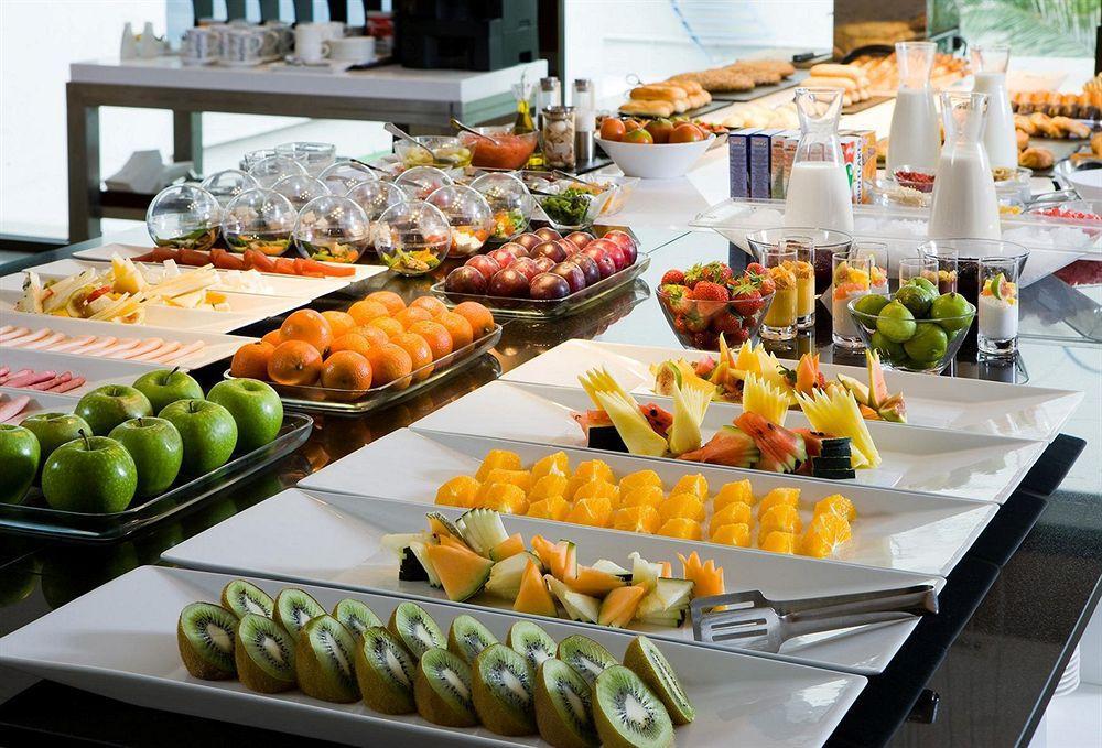 帕拉西奥特帕nh精选酒店 马德里 外观 照片 A fruit salad buffet