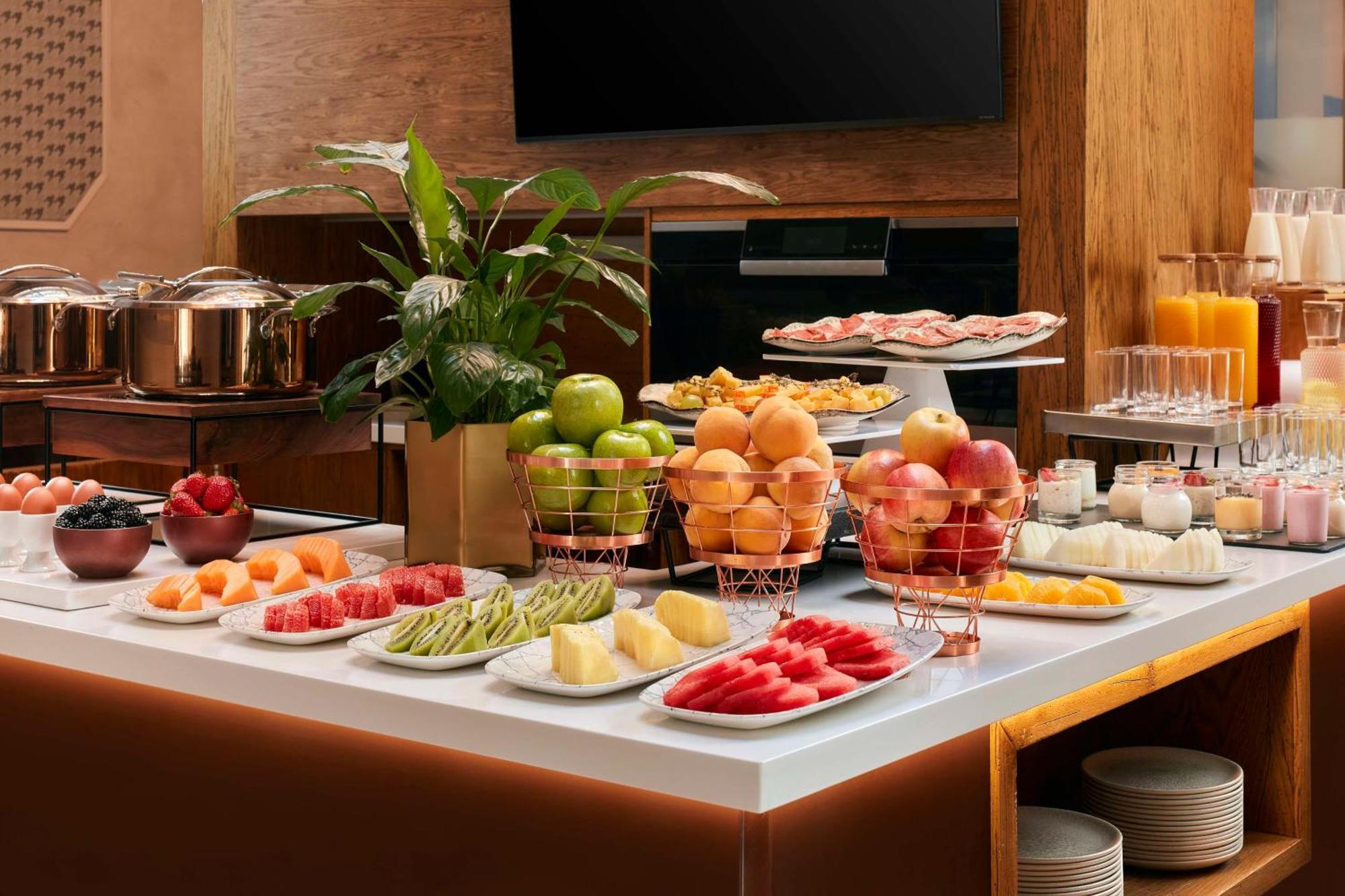 帕拉西奥特帕nh精选酒店 马德里 外观 照片 A fruit buffet