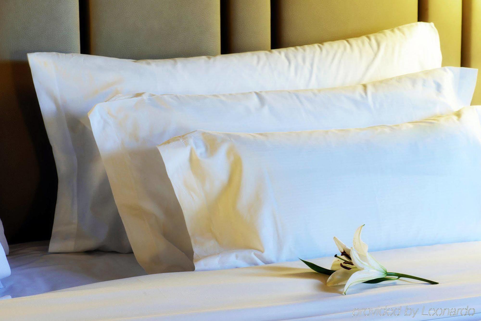 帕拉西奥特帕nh精选酒店 马德里 外观 照片 Pillows on a bed