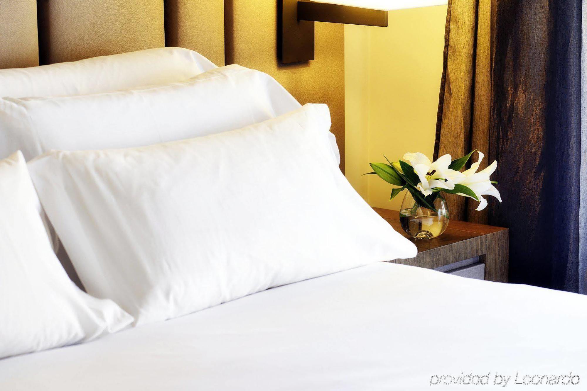 帕拉西奥特帕nh精选酒店 马德里 外观 照片 A pillow