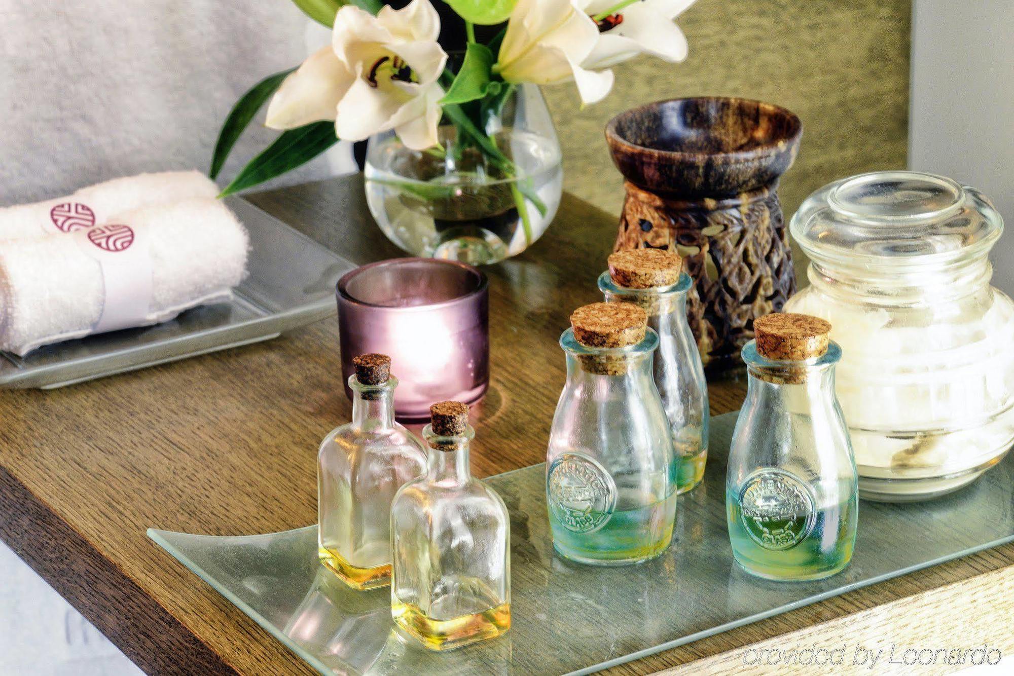 帕拉西奥特帕nh精选酒店 马德里 外观 照片 A selection of essential oils