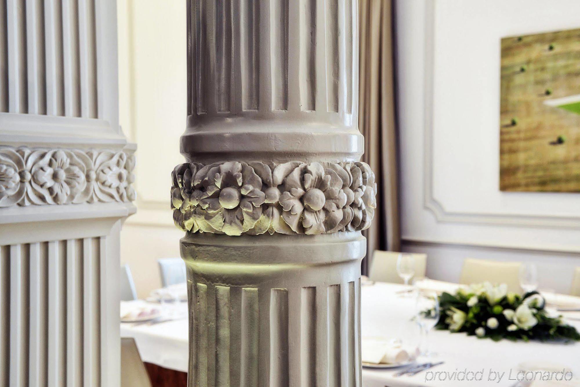 帕拉西奥特帕nh精选酒店 马德里 外观 照片 A column with a capital