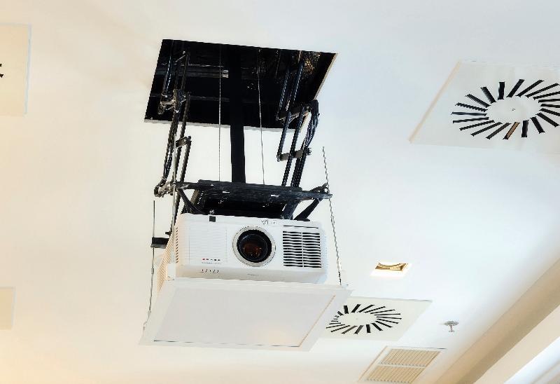 帕拉西奥特帕nh精选酒店 马德里 外观 照片 Ceiling-mounted projector
